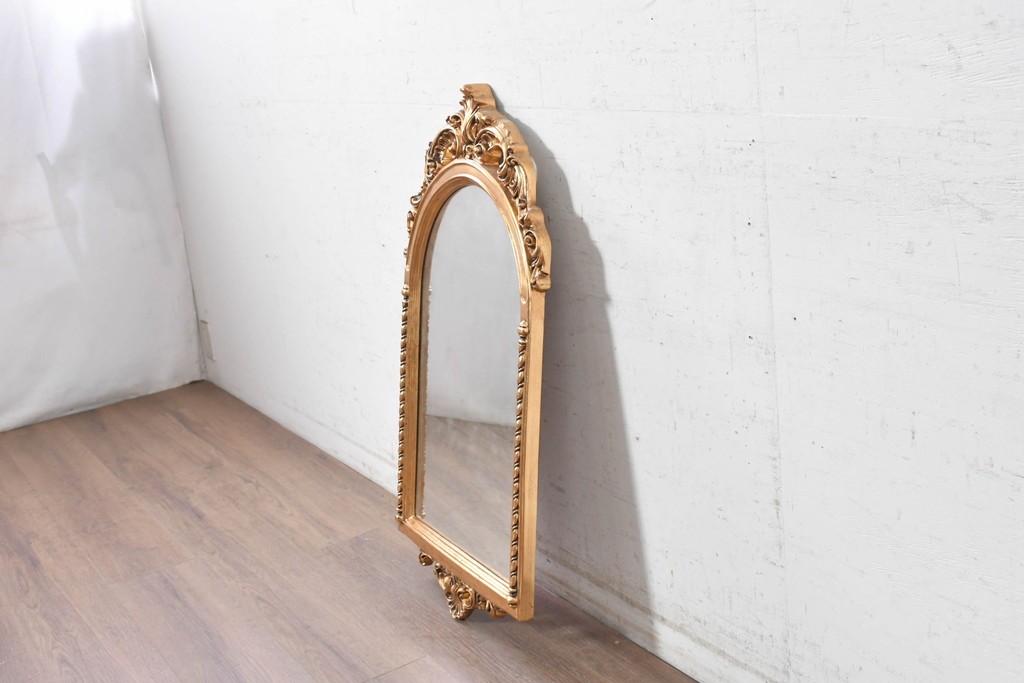 中古　美品　イタリアンデザイン　アンティーク調　ゴールドカラーの装飾が華やかなウォールミラー　(R-091284)