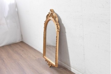 中古　美品　イタリアンデザイン　アンティーク調　ゴールドカラーの装飾が華やかなウォールミラー　(R-091284)