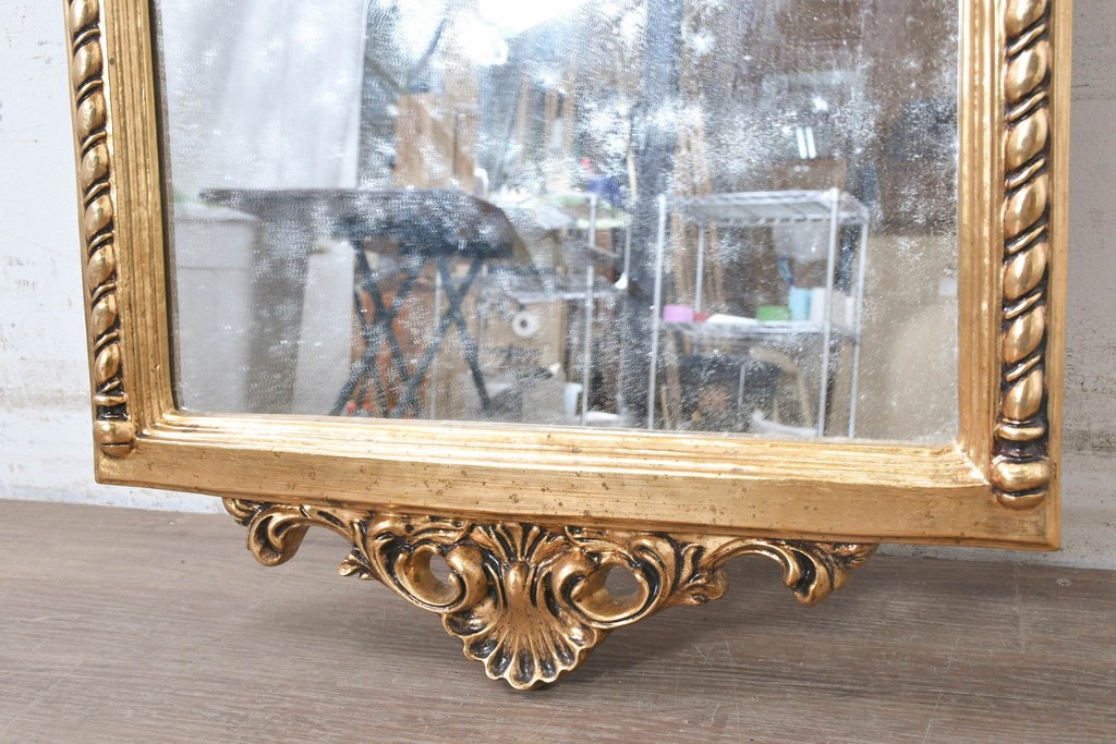 中古　美品　イタリアンデザイン　アンティーク調　ゴールドカラーの装飾が華やかなウォールミラー　(R-091284)