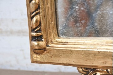 中古　美品　イタリアンデザイン　アンティーク調　ゴールドカラーの装飾が華やかなウォールミラー　(R-091284)