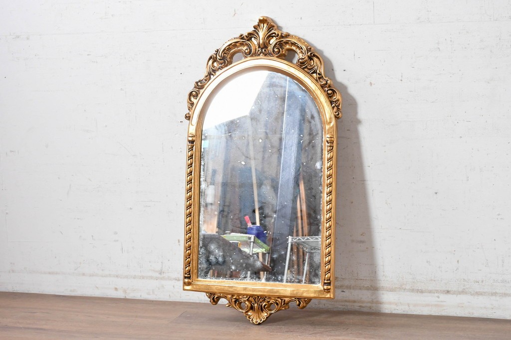 中古　美品　イタリアンデザイン　アンティーク調　ゴールドカラーの装飾が華やかなウォールミラー　(R-091285)
