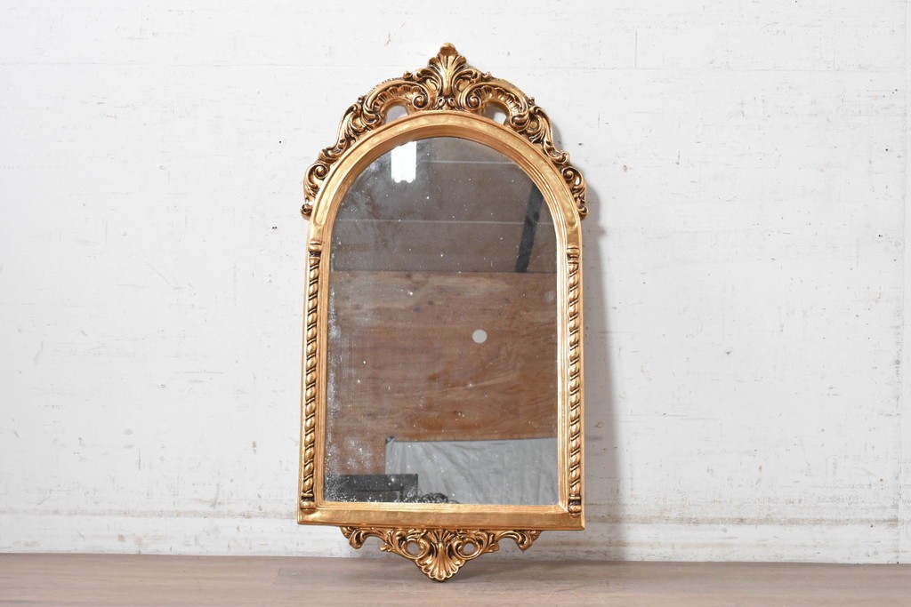 中古　美品　イタリアンデザイン　アンティーク調　ゴールドカラーの装飾が華やかなウォールミラー　(R-091285)