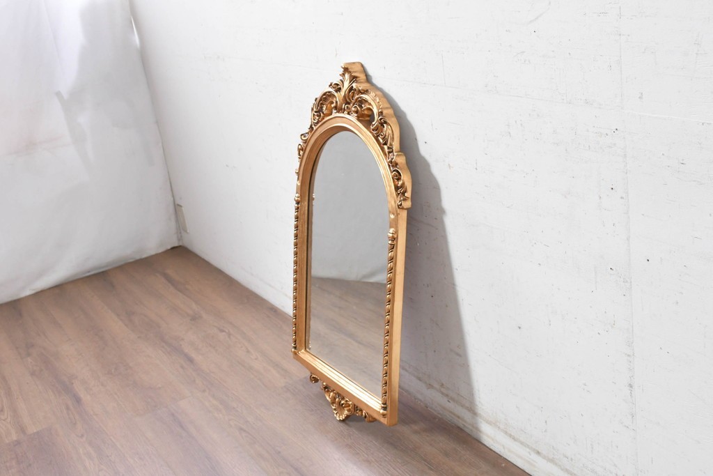中古　美品　イタリアンデザイン　アンティーク調　ゴールドカラーの装飾が華やかなウォールミラー　(R-091285)
