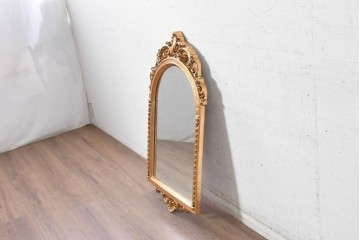 中古　美品　イタリアンデザイン　アンティーク調　ゴールドカラーの装飾が華やかなウォールミラー　(R-091285)