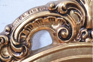 中古　美品　イタリアンデザイン　アンティーク調　ゴールドカラーの装飾が華やかなウォールミラー　(R-091285)
