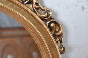 中古　美品　イタリアンデザイン　アンティーク調　ゴールドカラーの装飾が華やかなウォールミラー　(R-091285)