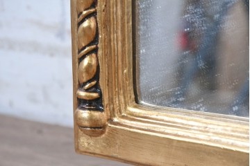 中古　美品　イタリアンデザイン　アンティーク調　ゴールドカラーの装飾が華やかなウォールミラー　(R-091285)