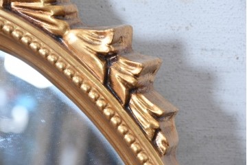 中古　美品　イタリアンデザイン　アンティーク調　アカンサスの装飾が華やかなオーバル型ウォールミラー　(R-091286)
