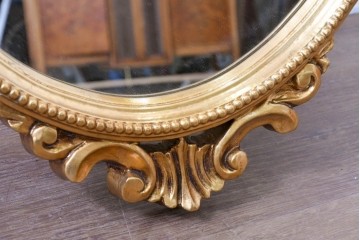 中古　美品　イタリアンデザイン　アンティーク調　アカンサスの装飾が華やかなオーバル型ウォールミラー　(R-091286)