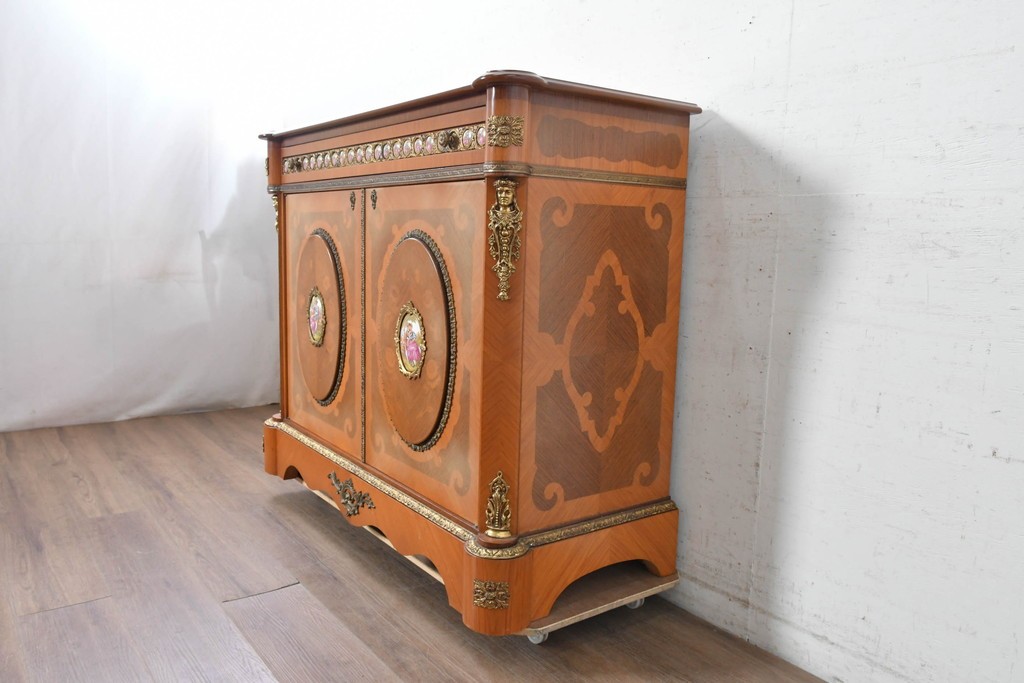 中古　イタリア最高級家具 MARCONI ARTE(マルコーニ アルテ)　象嵌と絵入り陶板が華やかなキャビネット　定価約110万円　※変色あり　(R-091287)