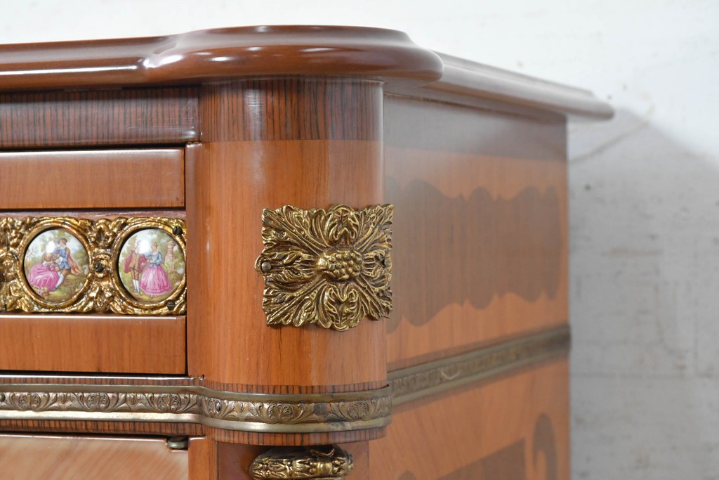 中古　イタリア最高級家具 MARCONI ARTE(マルコーニ アルテ)　象嵌と絵入り陶板が華やかなキャビネット　定価約110万円　※変色あり　(R-091287)