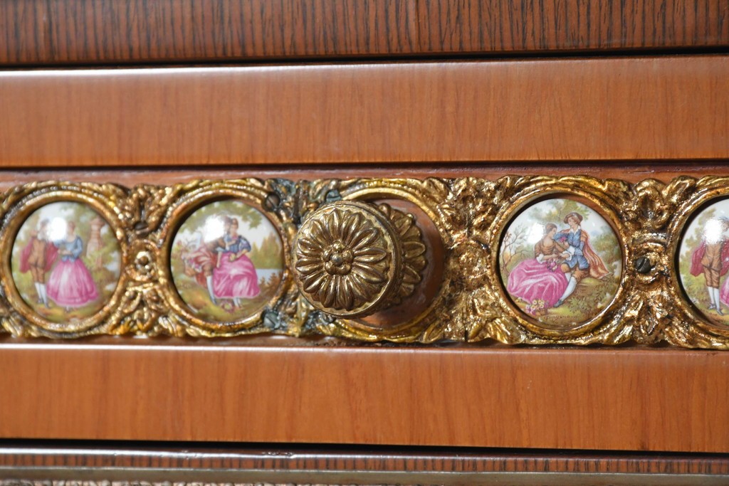 中古　イタリア最高級家具 MARCONI ARTE(マルコーニ アルテ)　象嵌と絵入り陶板が華やかなキャビネット　定価約110万円　※変色あり　(R-091287)