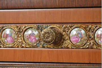 中古　イタリア最高級家具 MARCONI ARTE(マルコーニ アルテ)　象嵌と絵入り陶板が華やかなキャビネット　定価約110万円　※変色あり　(R-091287)
