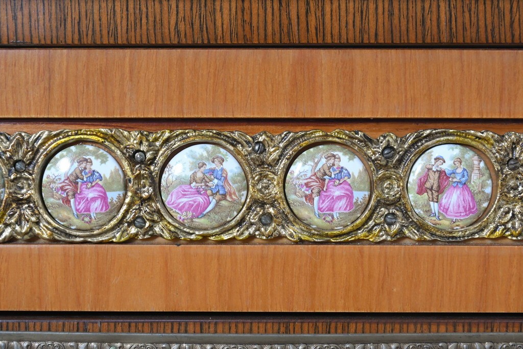 中古　イタリア最高級家具 MARCONI ARTE(マルコーニ アルテ)　象嵌と絵入り陶板が華やかなキャビネット　定価約110万円　※変色あり　(R-091287)