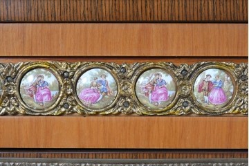 中古　イタリア最高級家具 MARCONI ARTE(マルコーニ アルテ)　象嵌と絵入り陶板が華やかなキャビネット　定価約110万円　※変色あり　(R-091287)