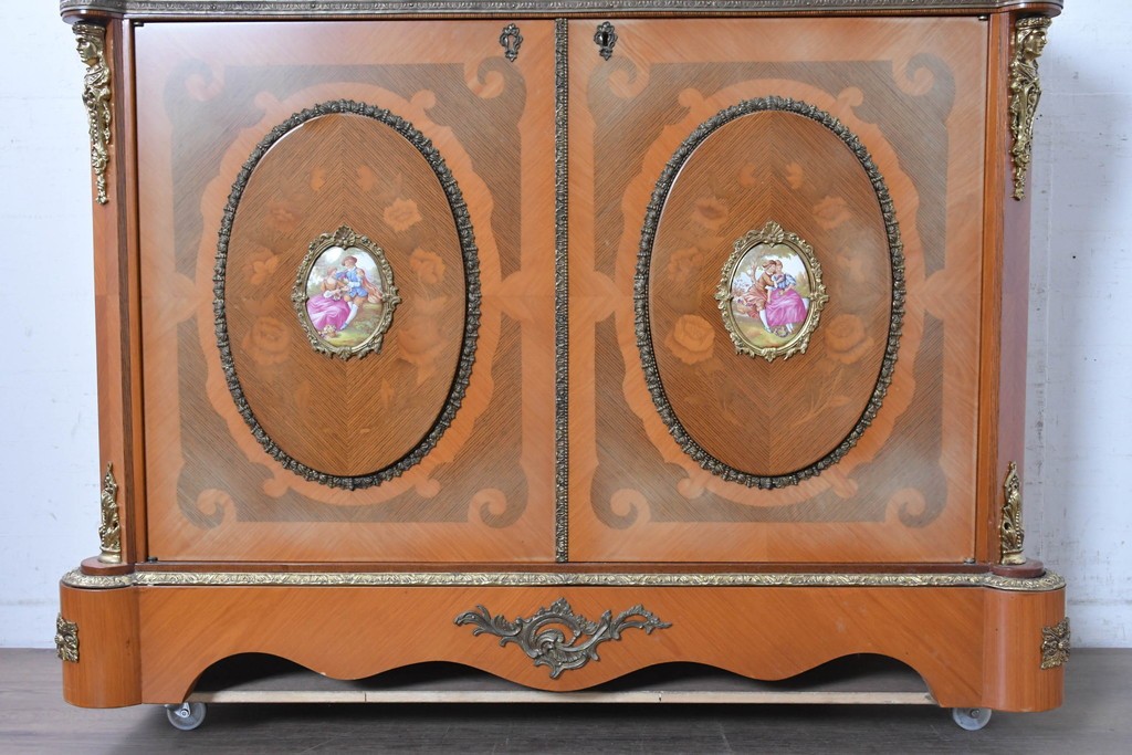 中古　イタリア最高級家具 MARCONI ARTE(マルコーニ アルテ)　象嵌と絵入り陶板が華やかなキャビネット　定価約110万円　※変色あり　(R-091287)