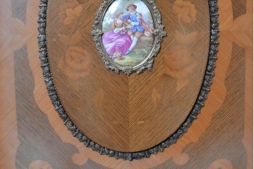 中古　イタリア最高級家具 MARCONI ARTE(マルコーニ アルテ)　象嵌と絵入り陶板が華やかなキャビネット　定価約110万円　※変色あり　(R-091287)