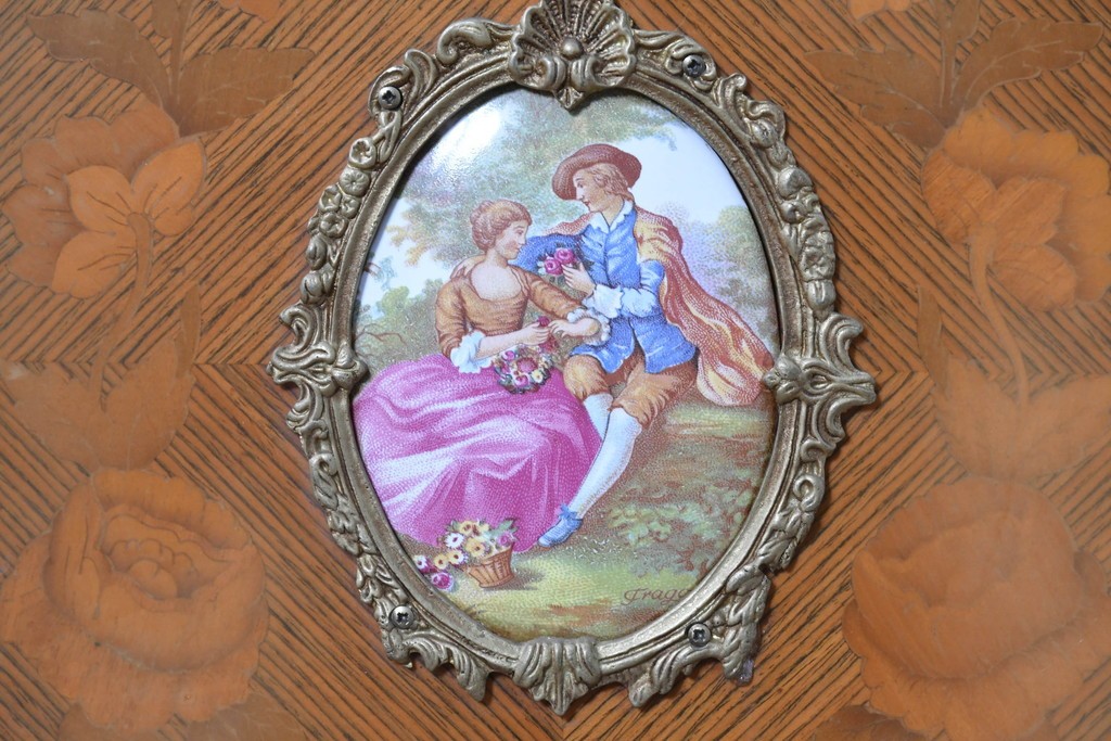 中古　イタリア最高級家具 MARCONI ARTE(マルコーニ アルテ)　象嵌と絵入り陶板が華やかなキャビネット　定価約110万円　※変色あり　(R-091287)