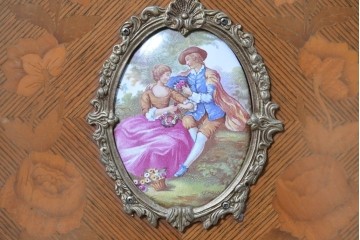 中古　イタリア最高級家具 MARCONI ARTE(マルコーニ アルテ)　象嵌と絵入り陶板が華やかなキャビネット　定価約110万円　※変色あり　(R-091287)