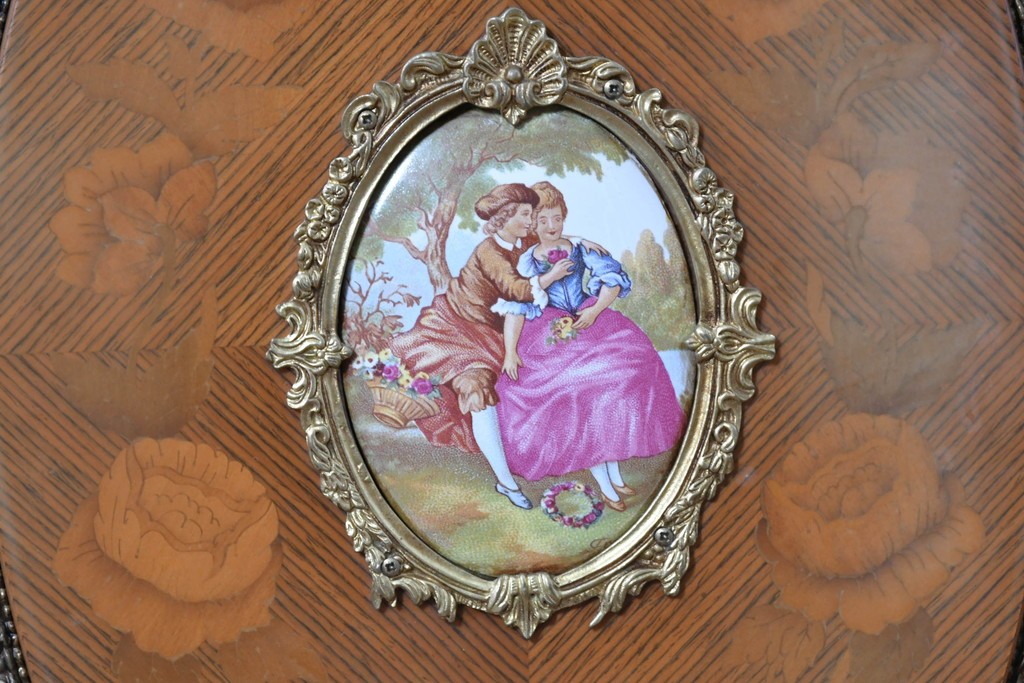 中古　イタリア最高級家具 MARCONI ARTE(マルコーニ アルテ)　象嵌と絵入り陶板が華やかなキャビネット　定価約110万円　※変色あり　(R-091287)