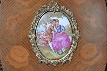 中古　イタリア最高級家具 MARCONI ARTE(マルコーニ アルテ)　象嵌と絵入り陶板が華やかなキャビネット　定価約110万円　※変色あり　(R-091287)