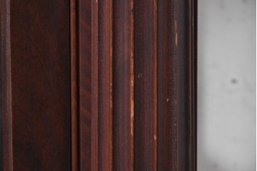 アメリカアンティーク　1930年から1950年頃　三面ガラスとミラーバックで見せる収納を楽しめるキャビネット　(R-091290)