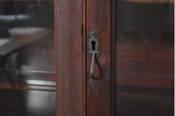 アメリカアンティーク　1930年から1950年頃　三面ガラスとミラーバックで見せる収納を楽しめるキャビネット　(R-091290)