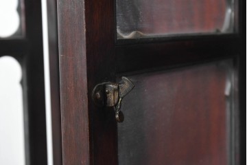アメリカアンティーク　1930年から1950年頃　曲面ガラスを用いたガラス戸が目を引くビューロー付きキャビネット　(R-091291)