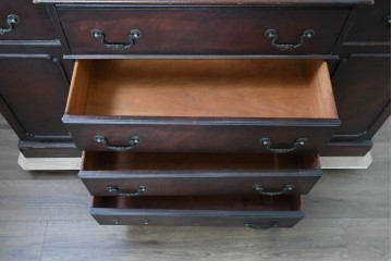 アメリカアンティーク　1930年から1950年頃　曲面ガラスを用いたガラス戸が目を引くビューロー付きキャビネット　(R-091291)