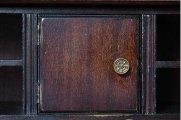 アメリカアンティーク　1930年から1950年頃　曲面ガラスを用いたガラス戸が目を引くビューロー付きキャビネット　(R-091291)