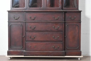 アメリカアンティーク　1930年から1950年頃　曲面ガラスを用いたガラス戸が目を引くビューロー付きキャビネット　(R-091291)