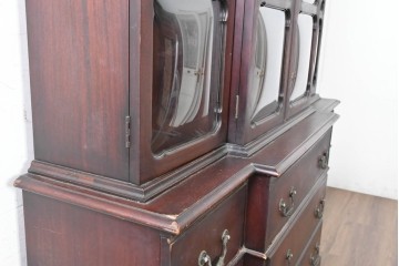 アメリカアンティーク　1930年から1950年頃　曲面ガラスを用いたガラス戸が目を引くビューロー付きキャビネット　(R-091291)