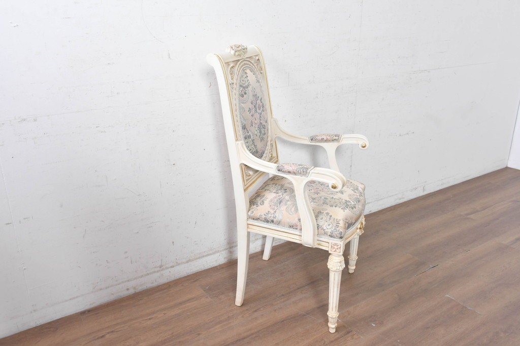 中古　イタリア高級家具　SILIK(シリック)　花柄ファブリックと彫刻装飾のアームチェア　(R-091297)