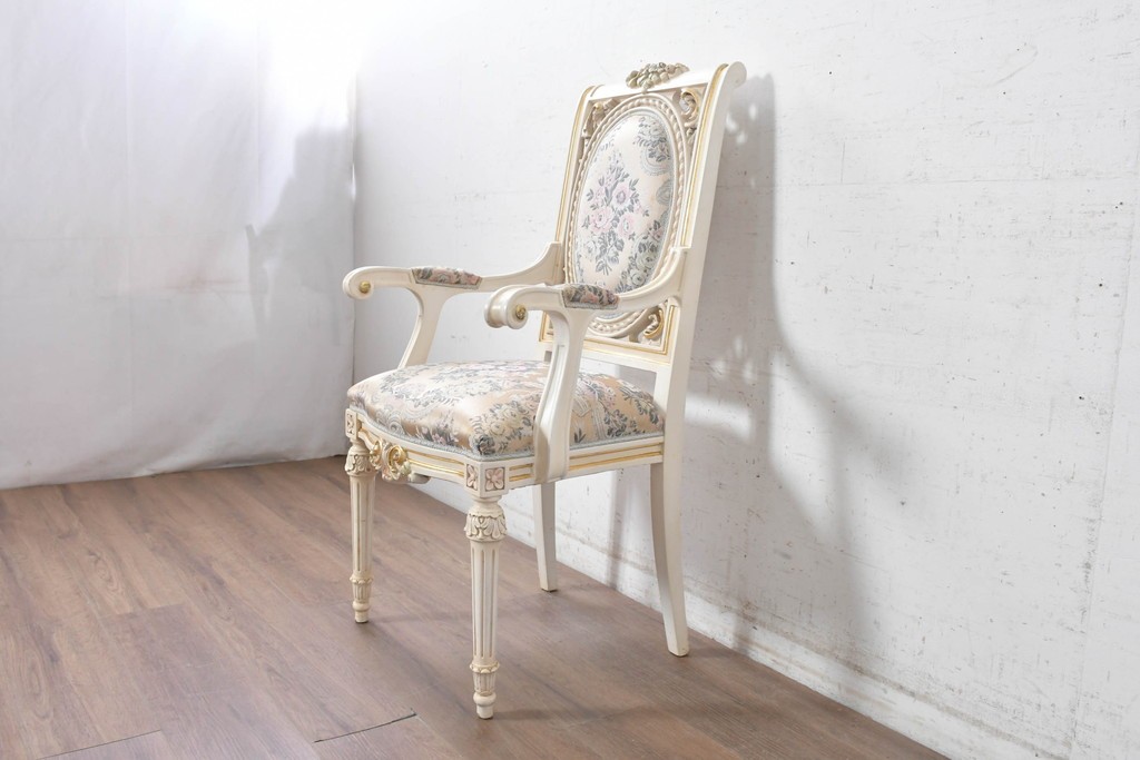 中古　イタリア高級家具　SILIK(シリック)　花柄ファブリックと彫刻装飾のアームチェア　(R-091297)