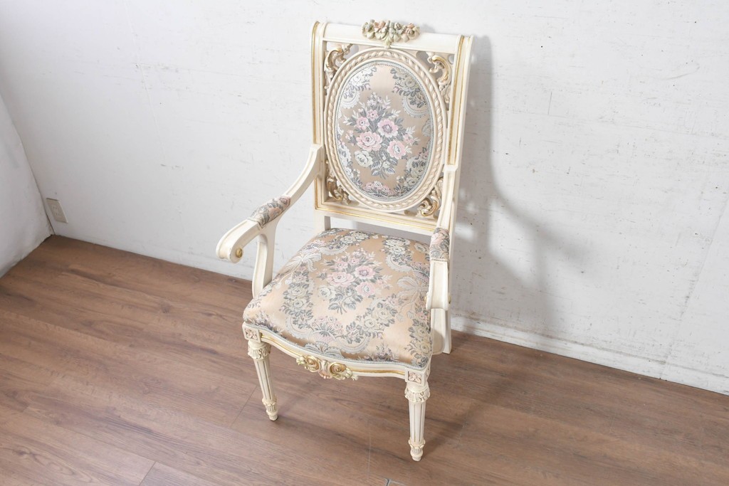 中古　イタリア高級家具　SILIK(シリック)　花柄ファブリックと彫刻装飾のアームチェア　(R-091297)