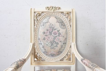 中古　イタリア高級家具　SILIK(シリック)　花柄ファブリックと彫刻装飾のアームチェア　(R-091297)