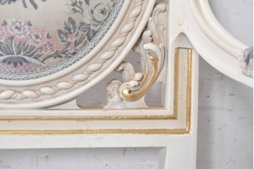 中古　イタリア高級家具　SILIK(シリック)　花柄ファブリックと彫刻装飾のアームチェア　(R-091297)