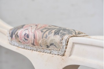 中古　イタリア高級家具　SILIK(シリック)　花柄ファブリックと彫刻装飾のアームチェア　(R-091297)