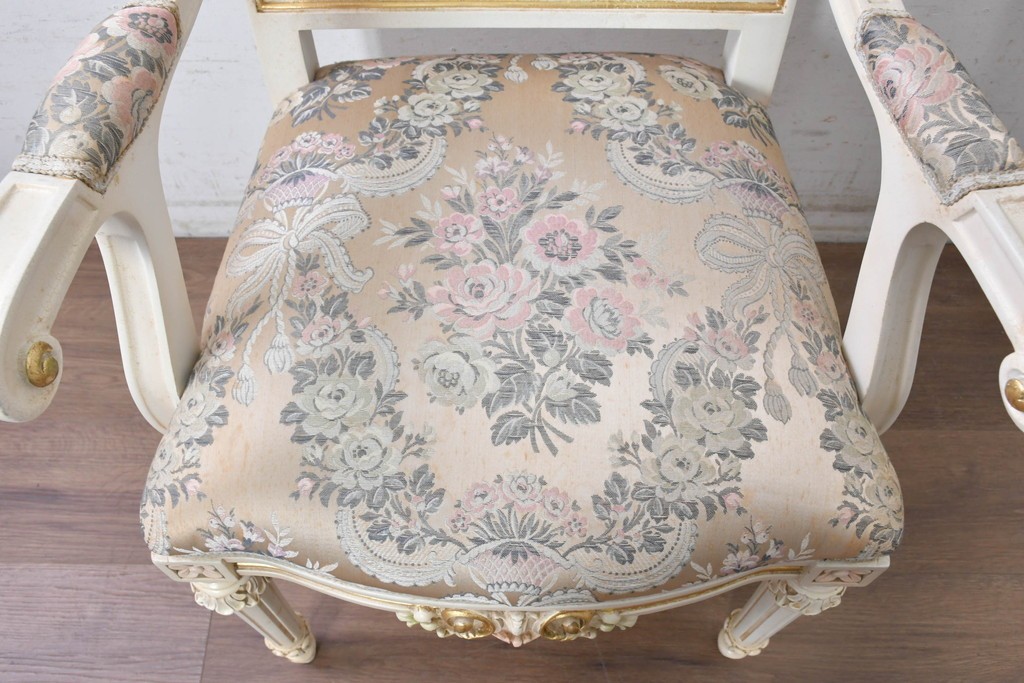 中古　イタリア高級家具　SILIK(シリック)　花柄ファブリックと彫刻装飾のアームチェア　(R-091297)