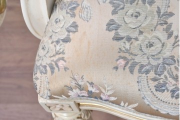 中古　イタリア高級家具　SILIK(シリック)　花柄ファブリックと彫刻装飾のアームチェア　(R-091297)