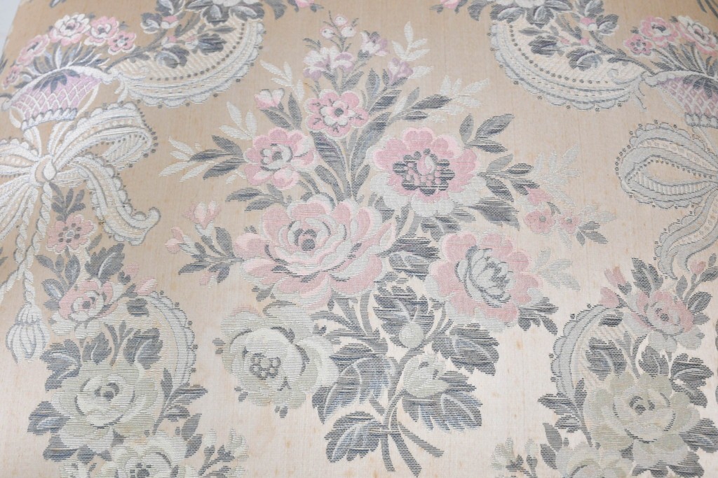 中古　イタリア高級家具　SILIK(シリック)　花柄ファブリックと彫刻装飾のアームチェア　(R-091297)