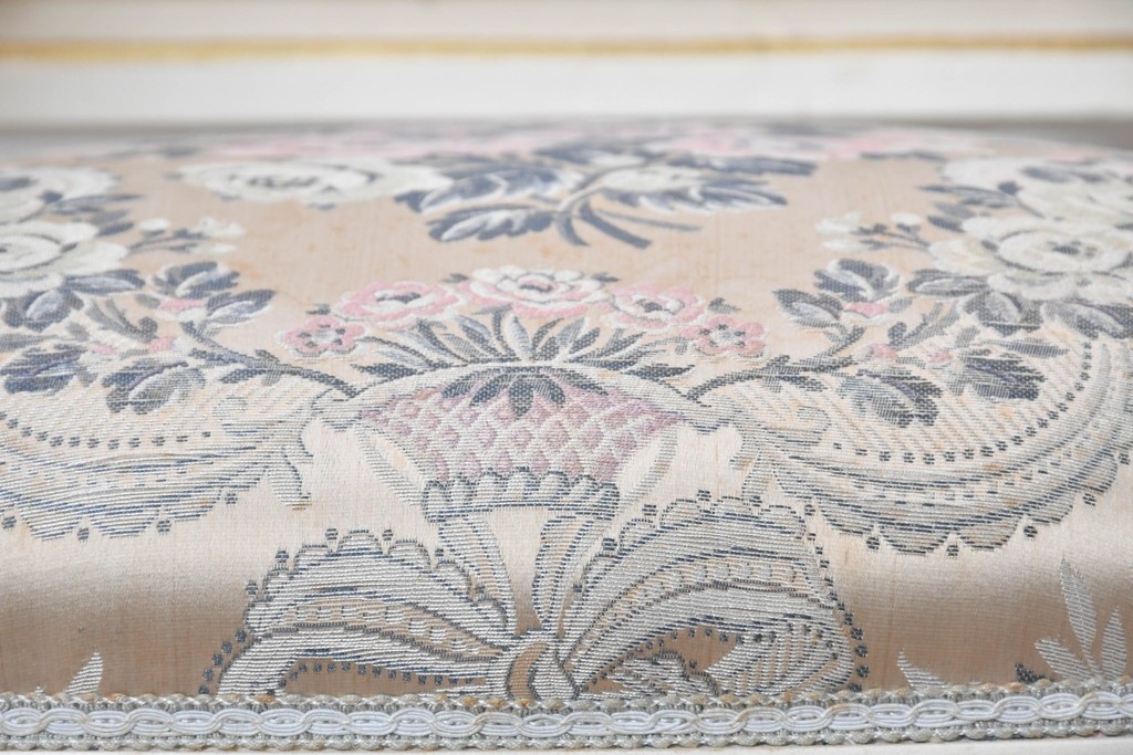 中古　イタリア高級家具　SILIK(シリック)　花柄ファブリックと彫刻装飾のアームチェア　(R-091297)