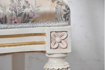 中古　イタリア高級家具　SILIK(シリック)　花柄ファブリックと彫刻装飾のアームチェア　(R-091297)