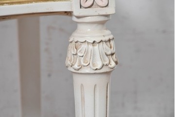 中古　イタリア高級家具　SILIK(シリック)　花柄ファブリックと彫刻装飾のアームチェア　(R-091297)