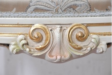 中古　イタリア高級家具　SILIK(シリック)　花柄ファブリックと彫刻装飾のアームチェア　(R-091297)