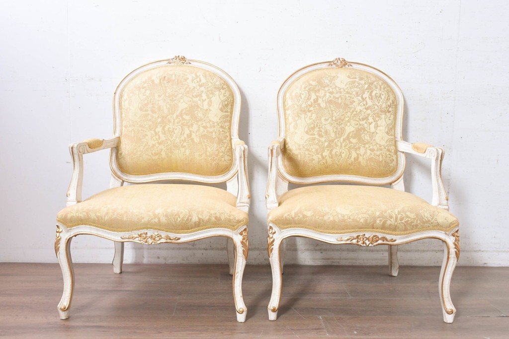 中古　アンティーク調　淡いイエローの張地とゴールドの装飾が華やかなチェア2脚セット　(R-091298)
