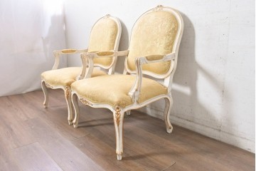 中古　アンティーク調　淡いイエローの張地とゴールドの装飾が華やかなチェア2脚セット　(R-091298)