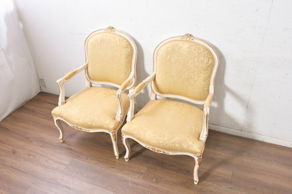 中古　アンティーク調　淡いイエローの張地とゴールドの装飾が華やかなチェア2脚セット　(R-091298)