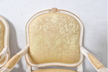 中古　アンティーク調　淡いイエローの張地とゴールドの装飾が華やかなチェア2脚セット　(R-091298)