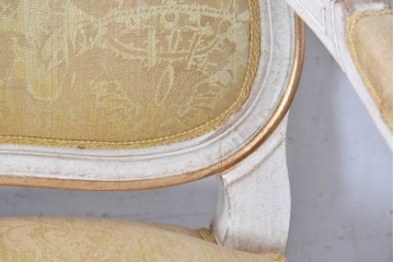 中古　アンティーク調　淡いイエローの張地とゴールドの装飾が華やかなチェア2脚セット　(R-091298)